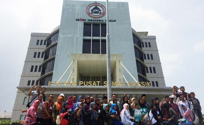 Siswa, guru pendamping serta orang tua berfoto bersama dengan latar gedung utama Semen Gresik saat berkunjung ke pabrik semen Tuban. foto: SYUHUD/ BANGSAONLINE