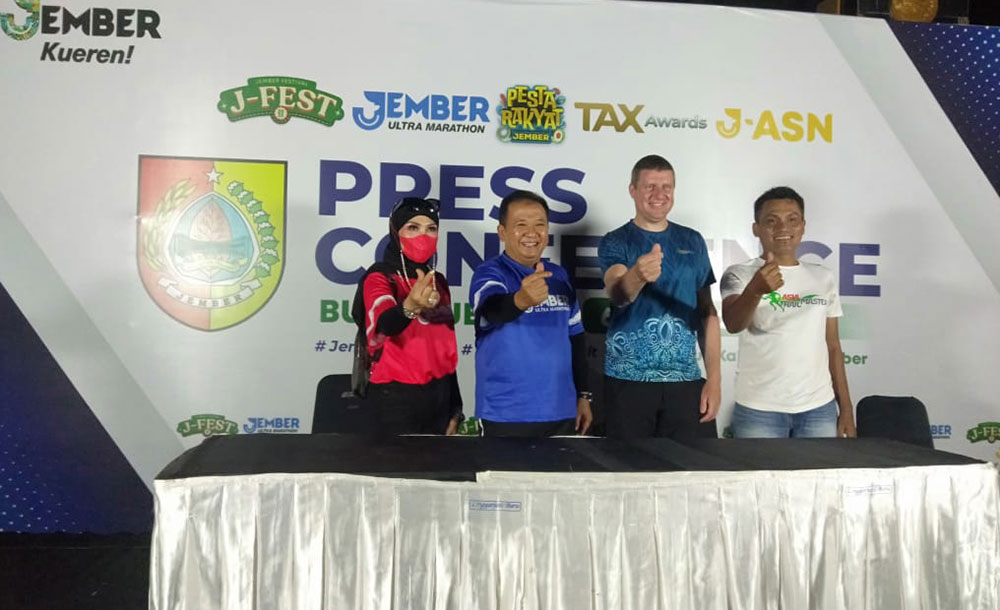Bupati Jember Hendy Siswanto saat menggelar konferensi pers pemaparan tentang agenda untuk percepatan ekonomi, Jumat (6/05/2022) malam.