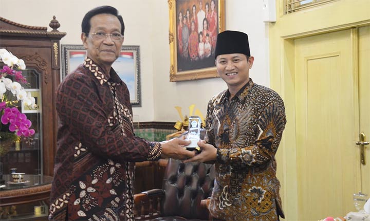 Bupati Arifin mendapatkan cinderamata dari Sri Sultan Hamengkubuwono X Yogyakarta. foto: HERMAN/ BANGSAONLINE