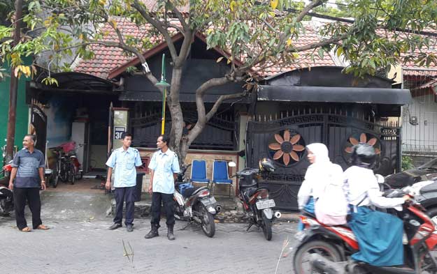 Rumah Ketua PAN Gresik, Khamsun, masih mendapatkan penjagaan ketat. foto: SYUHUD/ BANGSAONLINE
