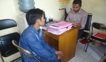 Pelaku pencabulan saat diperiksa di unit PPA Polres Situbondo sore tadi. (hadi prayitno/BANGSAONLINE.com)