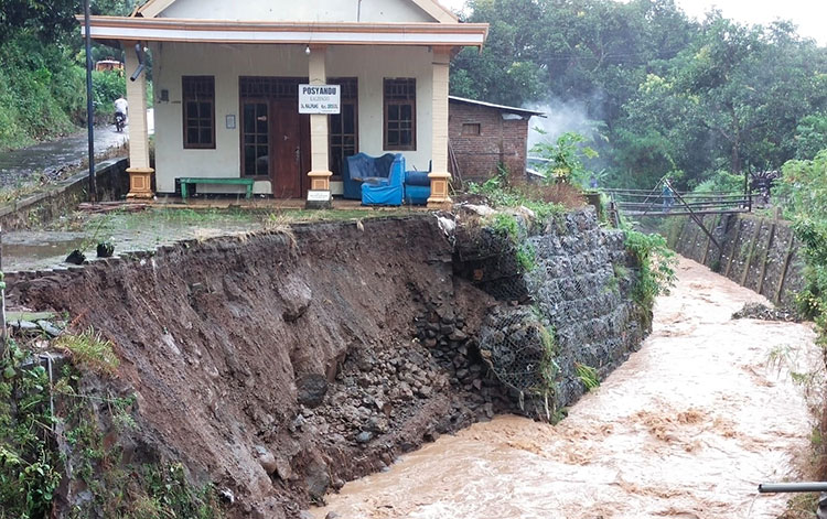 Plengsengan di depan Balai Dusun Kalibago, Desa Kalipang, Kecamatan Grogol, Kabupaten Kediri ambrol tergerus banjir. (foto: ist)