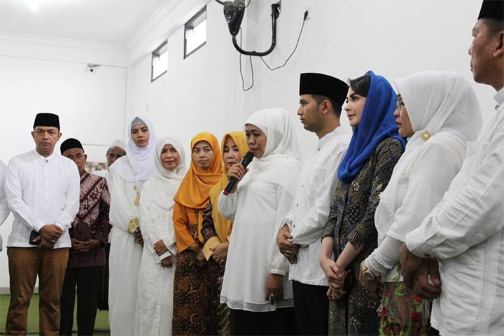 Khofifah dan Emil bersilaturahim dengan Kiai dan Bu Nyai di Pondok Pesantren Amanatul Ummah, asuhan Kiai Asep Saifuddin Chalim. foto: ist
