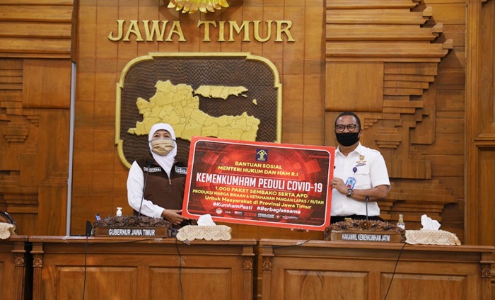 Menteri Hukum dan HAM Yasonna H Laoly menyerahkan bantuan sosial berupa 1.000 paket sembako dan alat kesehatan buatan narapidana kepada Pemprov Jatim. Penyerahan bantuan itu diselenggarakan melalui sambungan teleconference. foto: istimewa