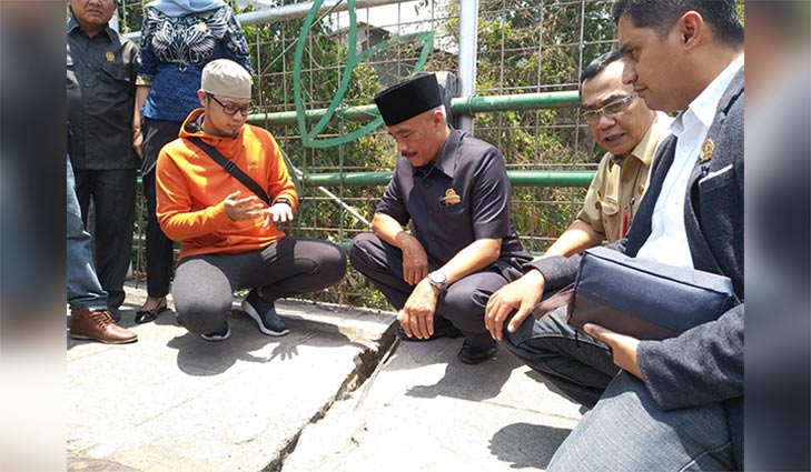 Kepala DPUPR Kota Malang Hadi Santoso (tengah berpeci) saat mendampingi rombongan Komisi C DPRD sidak di jembatan Muharto, Senin (7/10) lalu. foto: IWAN IRAWAN/ BANGSAONLINE