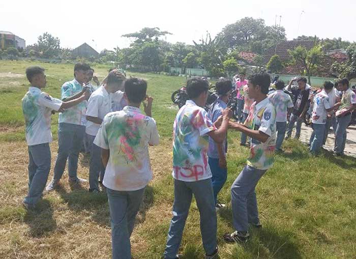 Aksi corat coret masih mewarnai kelulusan SMA di Tuban. foto: Gunawan/ BANGSAONLINE