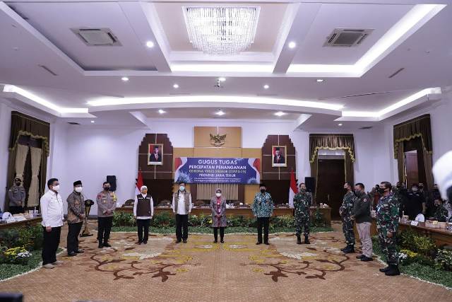 Gubernur Khofifah, Wali Kota Risma, Bupati SDA-Gresik Tandatangani 5 Poin Transisi New Normal