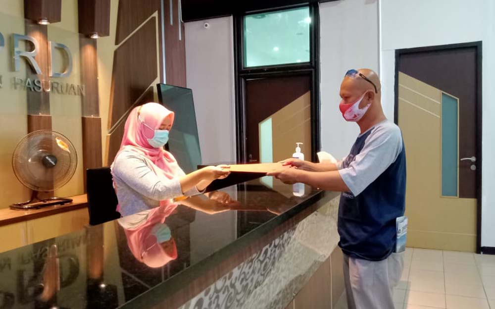 Henry, salah satu wali murid saat menyampaikan surat permohonan audiensi pada Ketua DPRD Kabupaten Pasuruan.