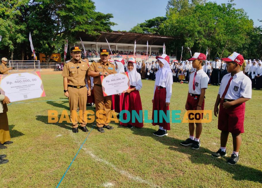 Bupati Nganjuk, Marhaen Junadi saat penyerahan simbolis uang pembinaan kepada siswa berprestasi. Foto: Bambang Dwi J/BANGSAONLINE