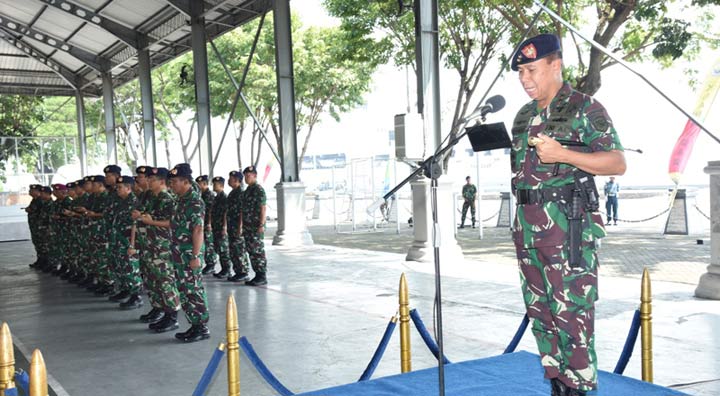 Pangkoarmada II Laksda TNI Mintoro Yulianto, S.Sos, M.Si saat menyampaikan amanat.