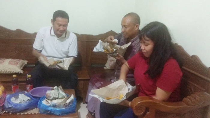 Sekda Yuhronur Efendi (kiri) saat bertemu Ayu Winda Puspitasari dan ayahnya (Sartono).