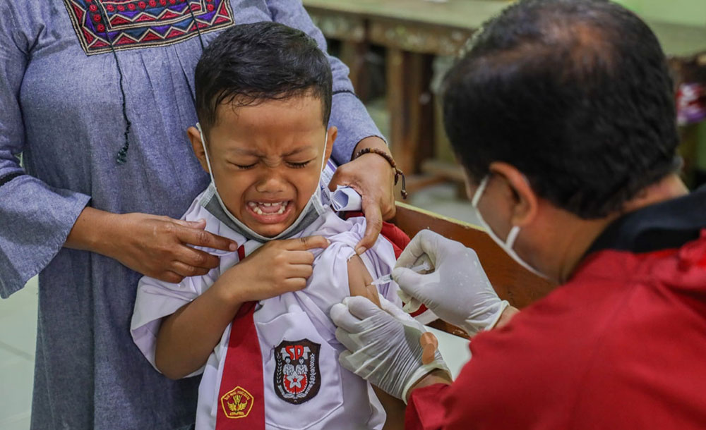 Anak usia 6-11 tahun ketika menangis saat disuntik vaksin Covid-19. Foto: Ist