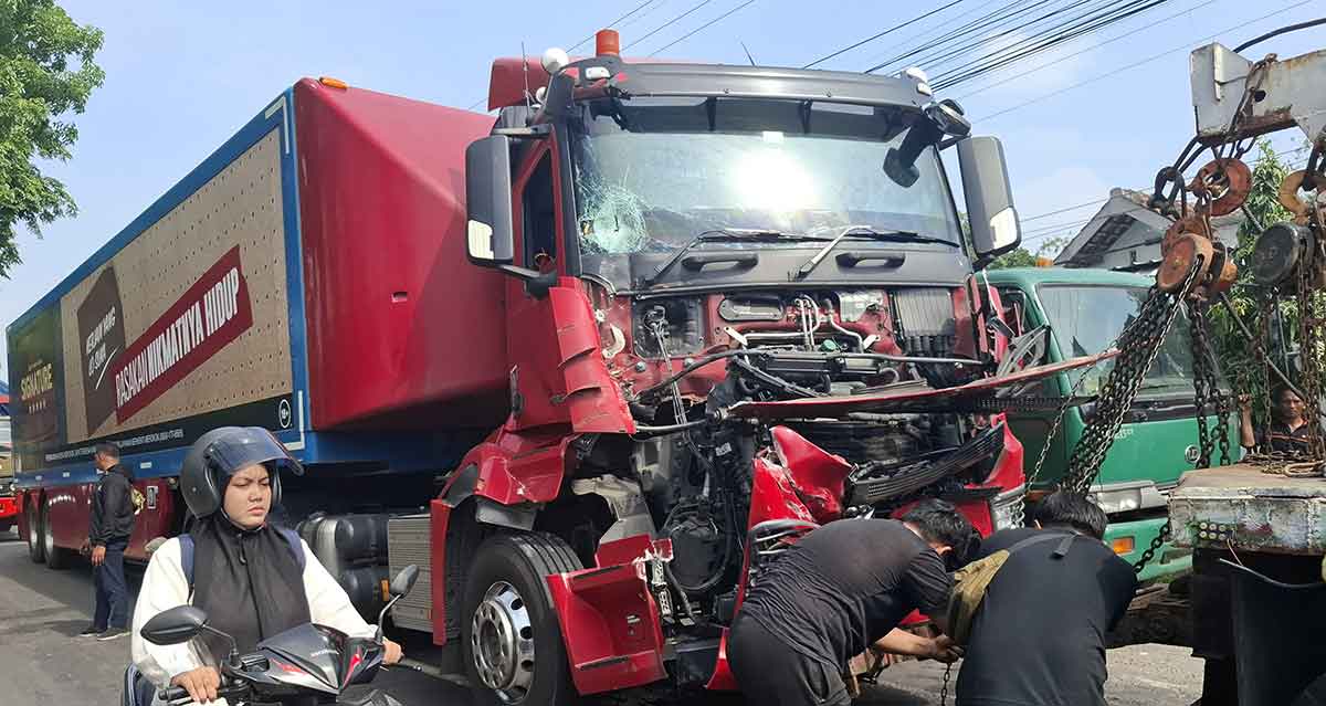 Evakuasi kecelakaan yang melibatkan truk rokok dan tronton di Jombang.