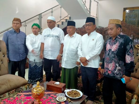 Jenderal (Purn) Moeldoko foto bersama dengan Prof Dr KH Asep Saifuddin Chalim, MA  dan para pengurus Pergunu di Pondok Pesantren Amanatul Ummah Pacet Mojokerto Jawa Timur, Jumat (10/6/2022). Foto: mma/bangsaonline.com