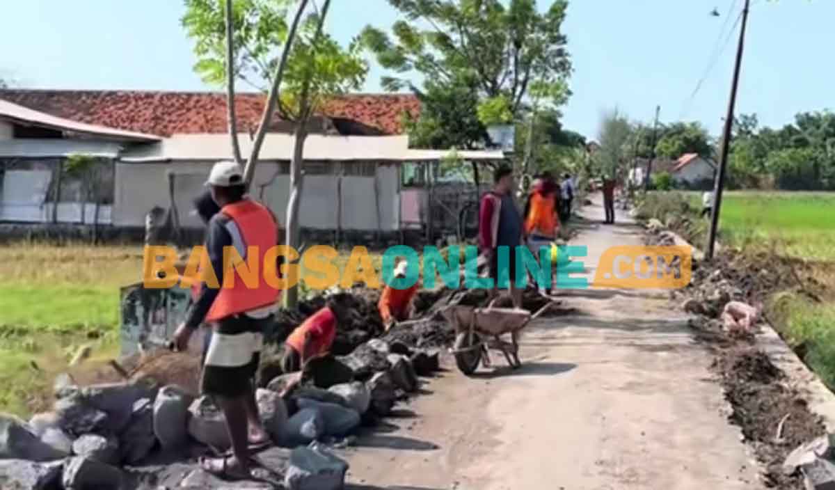 Pembangunan akses menuju Pantai Bahak yang dibangun DPUPR Kabupaten Probolinggo. Foto: ANDI SIRAJUDIN/BANGSAONLINE