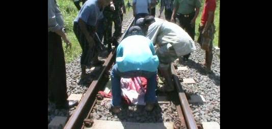 Petugas saat mengevakuasi korban. (Imron/BangsaOnline)