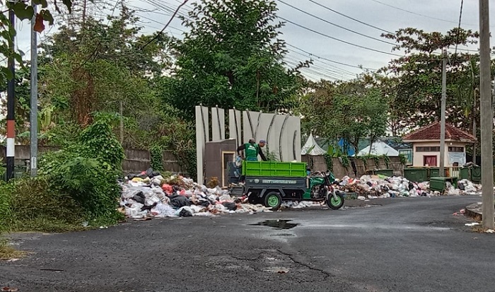 Tumpukan sampah yang menggunung di SGB.