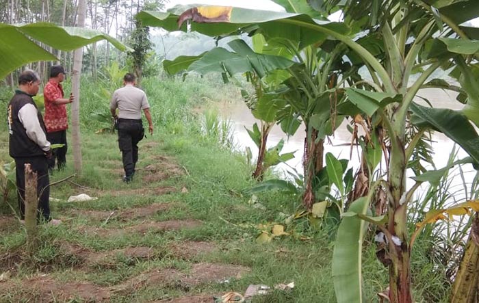 Petugas kepolisian dibantu warga saat mencari korban. foto: ARIF KURNIAWAN/BANGSAONLINE