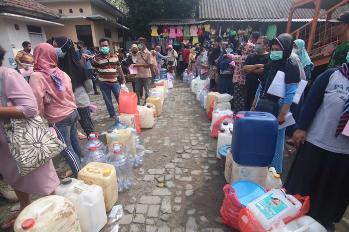 Para pedagang serta masyarakat sekitar Pasar Prajurit Kulon, Kota Mojokerto sedang antre minyak goreng curah.