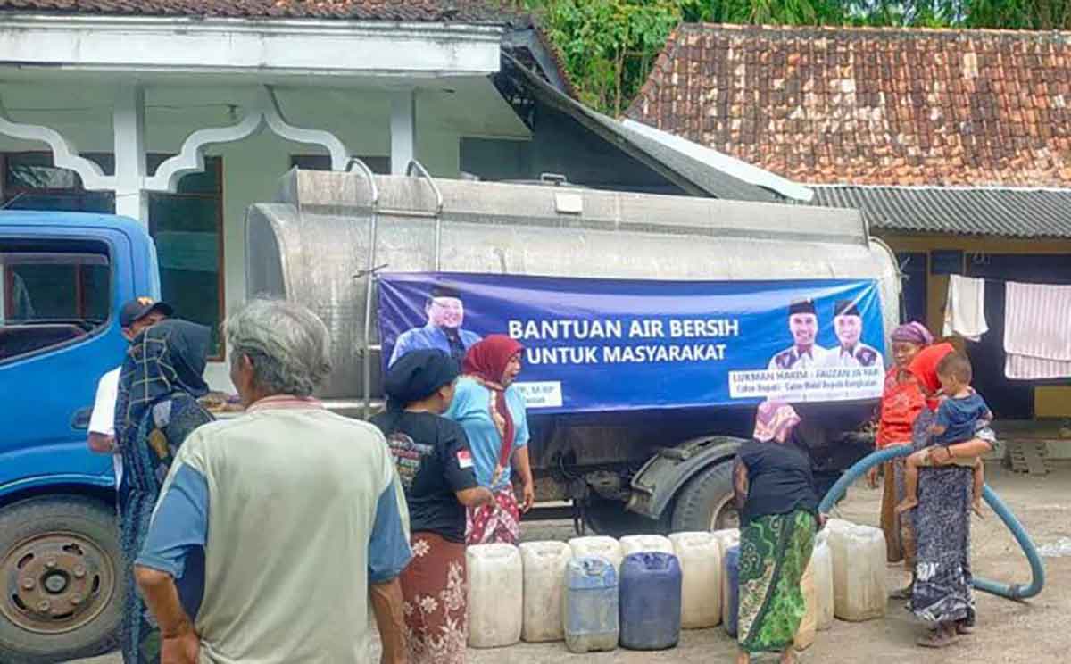 Bantuan dari pasangan bakal calon bupati dan wakil bupati di Bangkalan, Lukman Hakim-Fauzan Jakfar ke wilayah terdampak kekeringan.