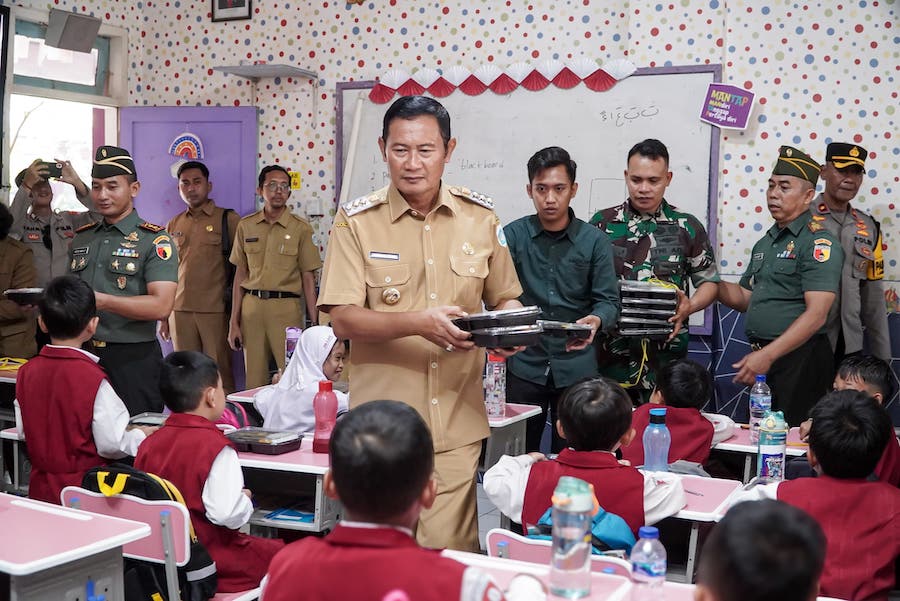 Bupati Lamongan, Yuhronur Efendi saat membagikan paket makanan program Makan Bergizi Gratis