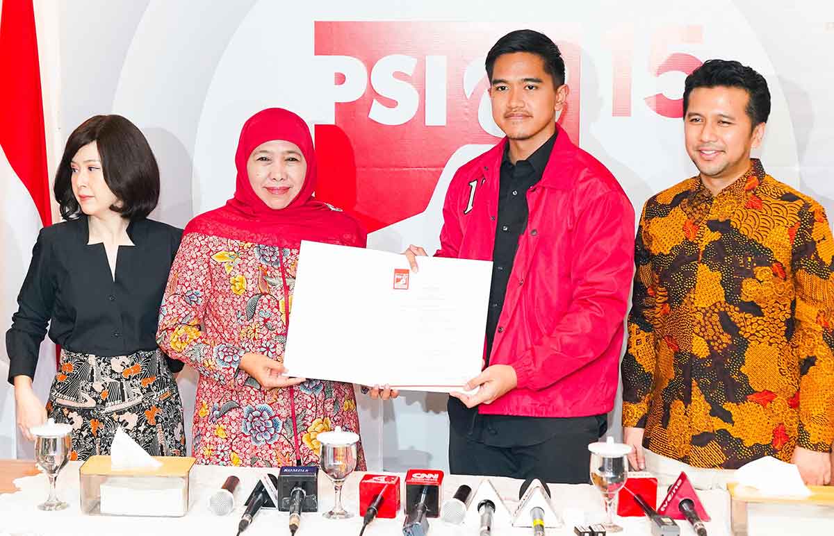 Ketua Umum DPP PSI saat menyerahkan SK Pilgub Jatim ke Khofifah.