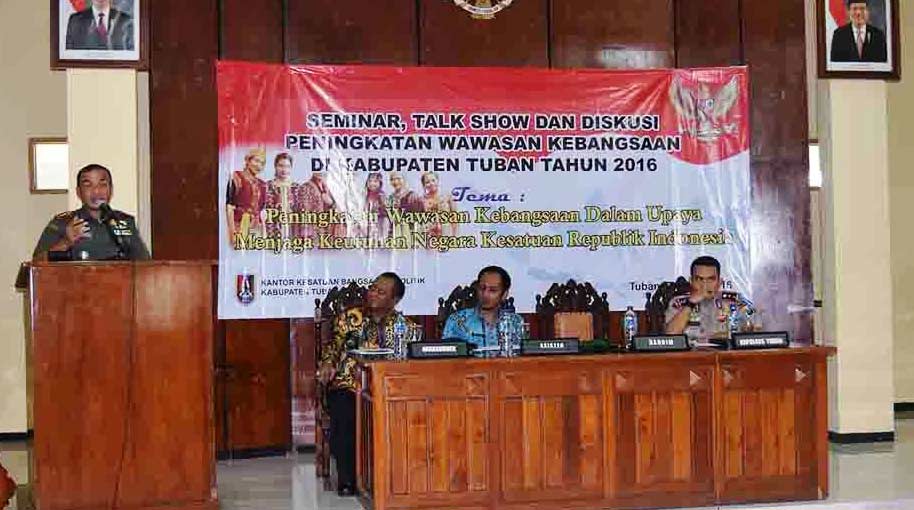 Dandim Tuban Letkol Inf Sarwo Supriyo memaparkan materi.