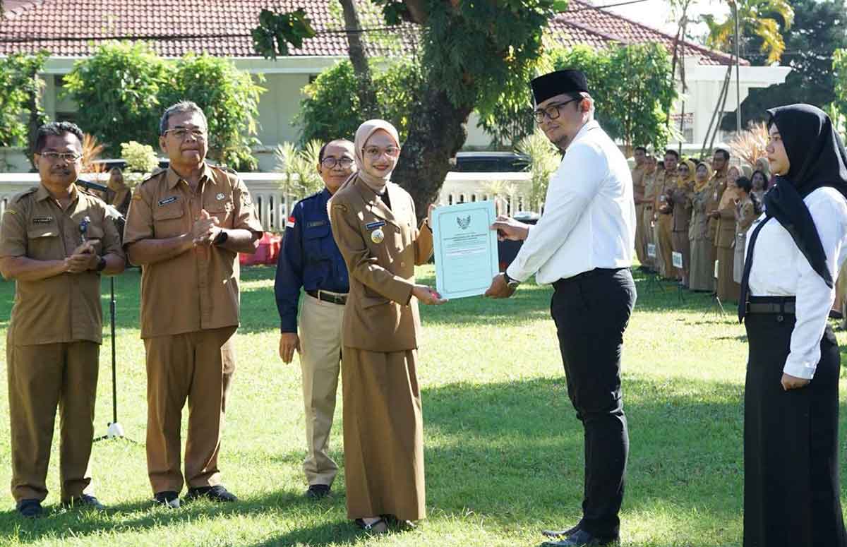 Wali Kota Kediri saat menyerahkan SK. Foto: Ist
