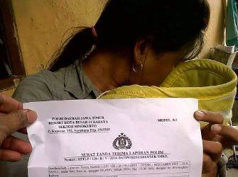 korban menunjukkan surat laporan kehilangan dari polisi. foto:rusmiyanto/BANGSAONLINE