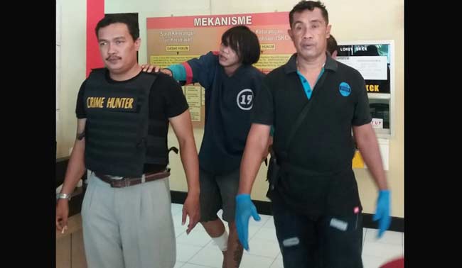 Tersangka curas yang ditembak Polsek Gubeng didampingi Kanit Reskrim. foto: ekotuyono/ BANGSAONLINE