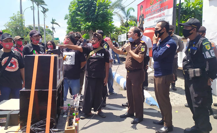 Puluhan massa saat berunjuk rasa di depan Kantor DPRD dan Kejari Jombang. (AAN AMRULLOH/ BANGSAONLINE)
