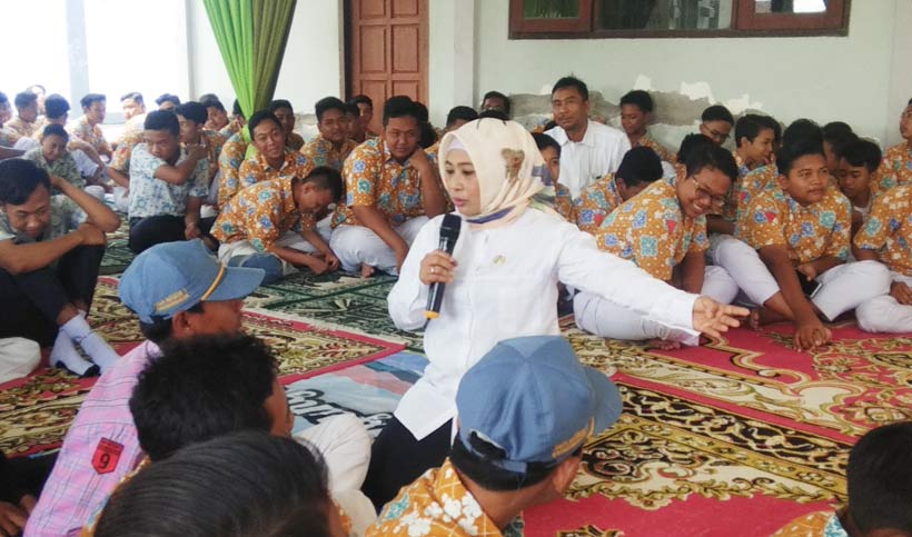 Kartika Hidayati saat memberikan materi tentang bahaya narkoba. 