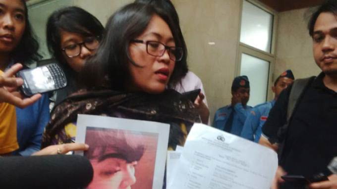 Direktur LBH Apik Jakarta Ratna Bataramunti melaporkan kasus pemukulan yang dilakukan Masinton Pasaribu ke MKD. foto: tribunnews
