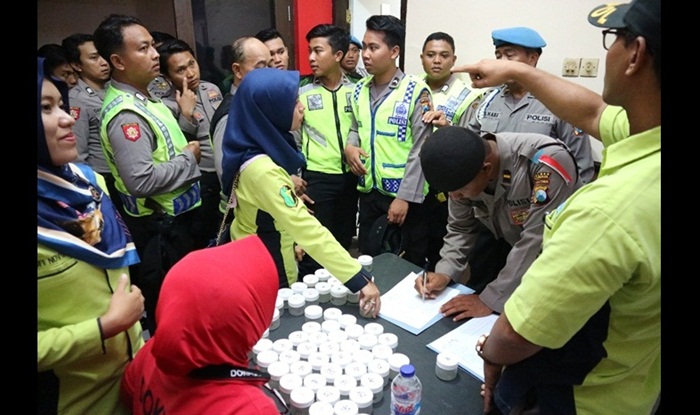 Ratusan anggota Polres Bangkalan saat melakukan tes urine.