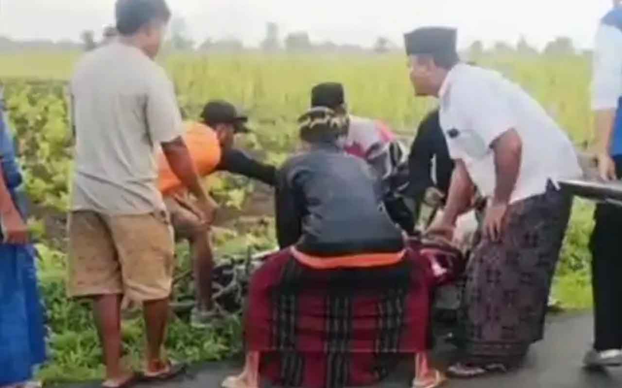 Warga di Desa Temenggungan, Kecamatan Krejengan, Kabupaten Probolinggo, saat membantu mengamankan pelaku begal yang dilumpuhkan oleh atlet Arung Jeram. Foto: Ist.