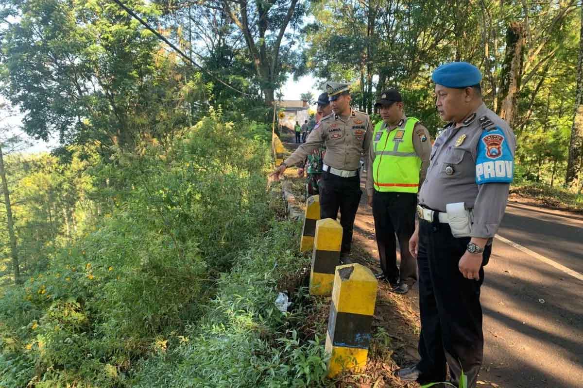 Petugas kepolisian dari Polres Malang melakukan pemeriksaan pada lokasi kecelakaan jip wisata di Jalan Raya Gubugklakah atau jalur wisata di kawasan Gunung Bromo via Kabupaten Malang, Jawa Timur, Selasa (12/5/2025). Foto: Dok. Polres Malang/Antara
