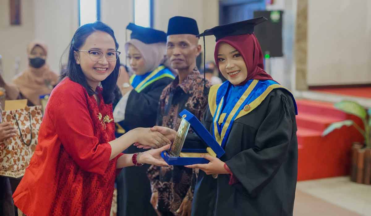 Ketua Yayasan Dharma Wanita Kabupaten Kediri, Eriani Annisa Hanindhito, saat memberi ucapan selamat kepada salah satu wisudawati. Foto: Ist.