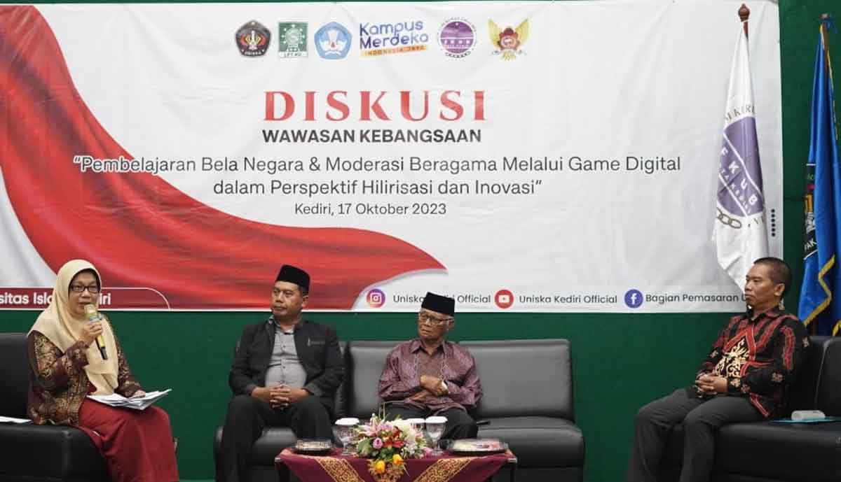 Ketua Umum Yayasan Bina Cendekia Muslim Pancasila yang juga Ketua Umum MUI, KH Anwar Iskandar (nomor 3 dari kiri), saat mengikuti acara FGD yang digelar Uniska Kediri. Foto: Ist