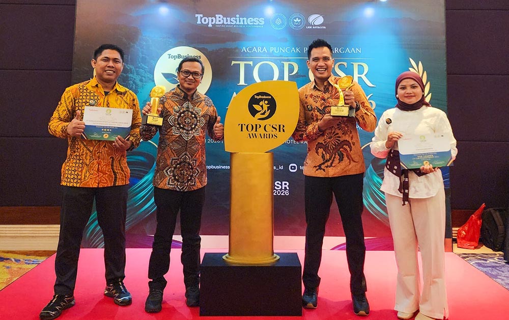 Pewakilan PLN Nusantara Power UP Tanjung Awar-Awar saat menerima penghargaan TOP CSR Awards 2026 dari Majalah Top Business.