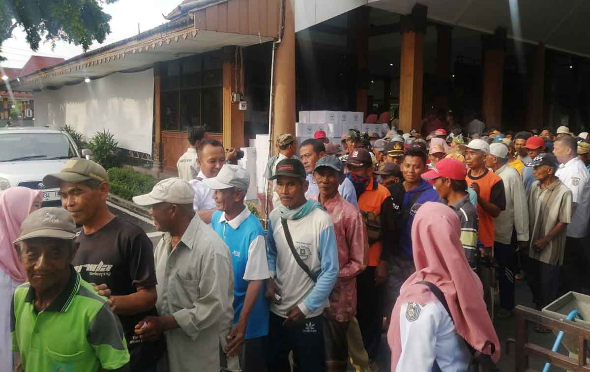 Ratusan tukang becak saat antre mendapatkan bingkisan sembako dari Bupati Situbondo, Karna Suswandi.