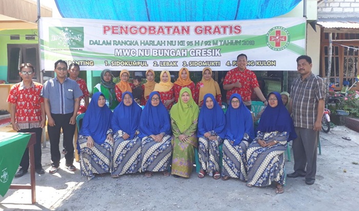 Anggota FPDIP DPRD Gresik Noto Utomo (kanan) bersama tim pengobatan gratis. Foto: SYUHUD A/BANGSAONLINE