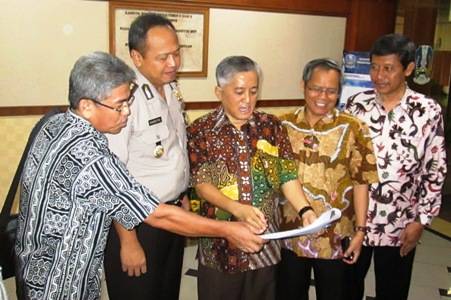 ?Harun bersama pejabat terkait saat mengumumkan kelulusan SMA di Jatim foto : nisa/BANGSAONLINE
