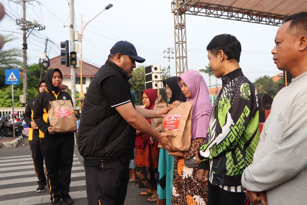 Kapolres Tuban, AKBP William Cornelis Tanasale saat membagikan bingkisan ke peserta donor darah.