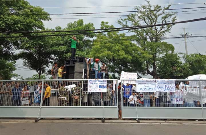 Ratusan massa GP Ansor Bangil saat unjuk rasa minta pabrik pengalengan Udang Windu ditutup. foto: FUAD/ BANGSAONLINE