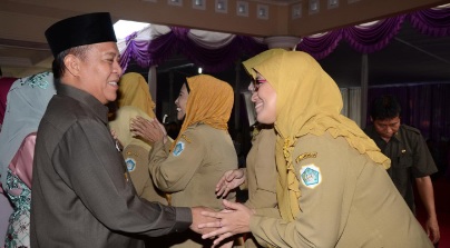 BERSALAMAN – Bupati Lamongan Fadeli kala bersalaman dengan para PNS Pemkab Lamongan, Senin (4/8/2014). foto : haris sugianto/BangsaOnline

