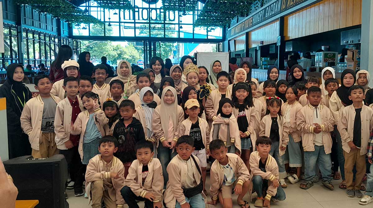 Foto bersama para guru dan anak didik Eldira Smarthome Situbondo.
