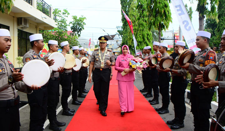 Penyambutan Kapolres Situbondo yang baru AKBP Sugandi, S.I.K., M.Hum. dengan upacara pedang pora. 