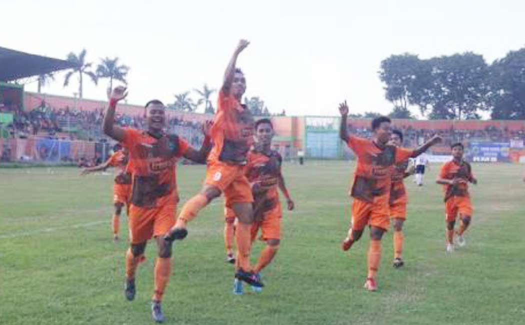 Pemain Persekabpas saat merayakan gol ke gawang PSJS.
