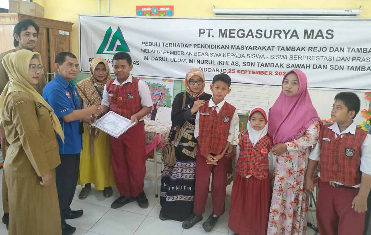 Manajemen PT Megasurya Mas saat menyerahkan beasiswa kepada siswa SDN Tambak Sawah, Kecamatan Waru, Sidoarjo. Foto: Ist
