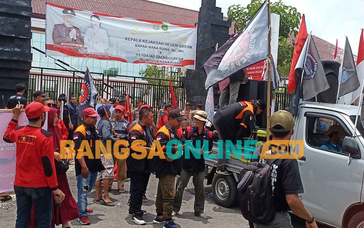Massa saat menggelar demo di Kejari Gresik. Foto: SYUHUD/BANGSAONLINE

